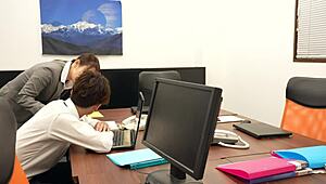 难以置信！日本老板杉冈绘美子加班办公室性爱喷水