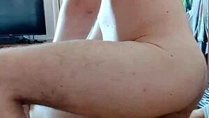 韩国女孩和邻居在业余行动中疯狂，漂亮黑发妹事情迅速升温