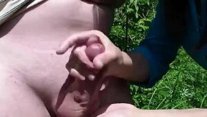 性感人妻Frina户外脱光年轻小哥禁忌撸管