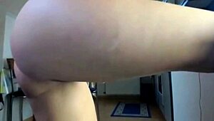 Seductive body showoff with sexydea in a sensual solo display