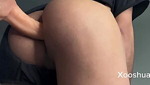 可爱年轻18+ gay twink femboy Xooshua的肛交裸背，每一下都很狂野