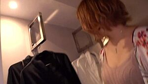 嘿，看这个高挑苗条巨乳荡妇在狂野骑乘后吞精！她是纯完美。