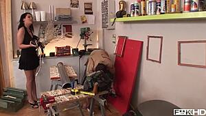 贾斯敏·布莱克用巨乳深喉吞蛋