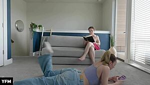 亲吻课程变成蒸腾的禁忌熟女面坐行动