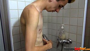 瘦弱基佬被无套猛干加足交手撸口爆