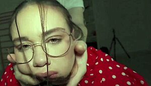 我看她第一次3P他们操了她一整晚