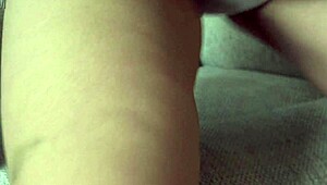 我的法国阿拉伯继母提供毛茸茸阴道品尝