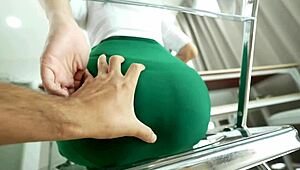 老师在教室里弯腰对付大屁股女孩