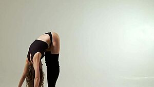 Flexible Curly-Haired Beauty Ursula Fe