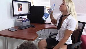 女主狂吐口水虐顺男场景