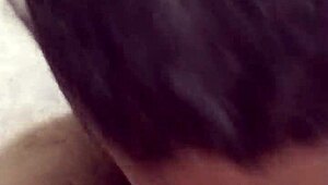 chupando e tomando o leite do entregador?