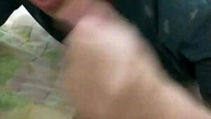 chupando e tomando o leite do entregador?