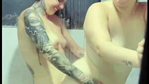 my friend called me to bathe her, we fucked hot lesbians 😘