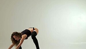 Flexible Curly-Haired Beauty Ursula Fe