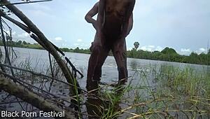 瘦黑妹洗澡时被记者猛插