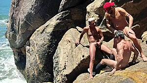 Pescador safado foi flagrado dando o cu atrás das pedras - completo no red