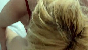 出轨妻子一边打电话给老公一边吸鸡巴，感受每个湿润时刻