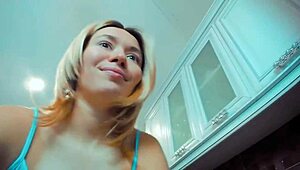 说服她cosplay女仆擦厨房超骚