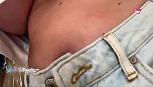 Esposa gostosa fazendo compras sem suti� toda safadinha para o vendedor