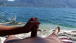 公共海滩人妻撸管猛吸被偷窥围观