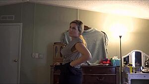 继母科科·万迪在蒸腾浴室帮助受伤继子