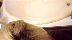 继母科科·万迪在蒸腾浴室帮助受伤继子