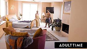 成人时间 - 继母迪威廉姆斯在继父帮助下教性爱，全偷窥场景