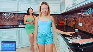 说服她cosplay女仆擦厨房超骚