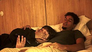 no puedo dejar de tocarme y meto mi pene en la boca de mi hermanastra casi nos pillan