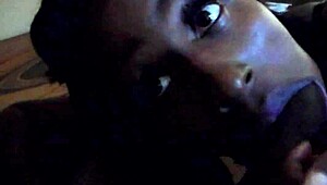 黑妞狂热吸吮大黑鸡巴