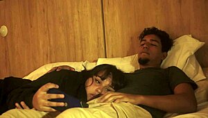 no puedo dejar de tocarme y meto mi pene en la boca de mi hermanastra casi nos pillan