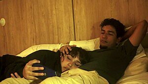 no puedo dejar de tocarme y meto mi pene en la boca de mi hermanastra casi nos pillan