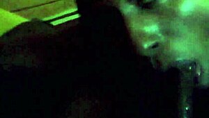 黑妞狂热吸吮大黑鸡巴