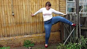 Fat Milf Pisses Outdoors in Wet Jeans for Fetish Fun