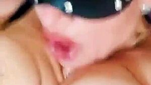 stepmom invites stepdaughter for pussy fucking