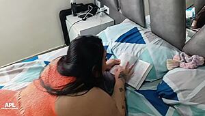 我喜欢操我性感的继妹穿着内衣