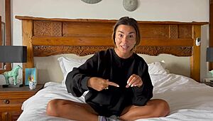 Roxy Fox teaches rimming tutorial 😘