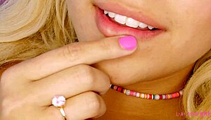 ADORABLE BLONDE NAKED CLOSE-UP IN PHOTOSHOOT