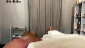 嘿，你相信这个性感按摩师在户外公共场所给了史上最好的口交吗？