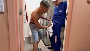 o técnico do prédio repairs things