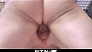 巨乳熟女假人模活过来被狂肏，还想看她巨屌play？