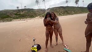 fudendo a gostosa na praia com todo mundo vendo