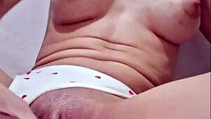 巴西辣妹独玩撕开骚穴吞粗假屌