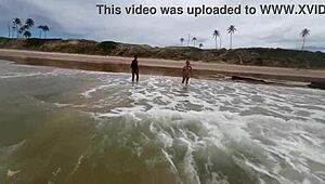 fudendo a gostosa na praia com todo mundo vendo