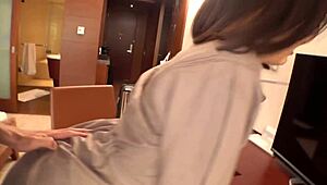 嘿，想尝这个敏感甜点师惊人高挑身体吗？