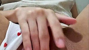 巴西辣妹独玩撕开骚穴吞粗假屌