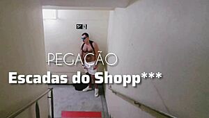 Encontrei dois caras transando nas escadas do shopping e resolvi participar com bareback