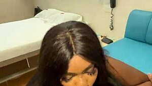 Colombiana Orders Delivery and Pays with Steamy Action