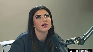 Wanna see Gal Ritchie orgasm up close solo?