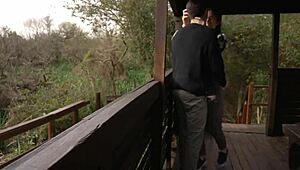 娇小骚18+妹公园野战尖叫差点被抓